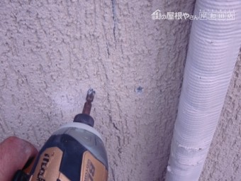 岸和田市西之内町の外壁パネルの浮きをビスで固定