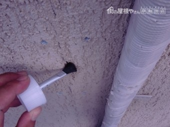 岸和田市西之内町の外壁パネルのクラックにプライマー塗布