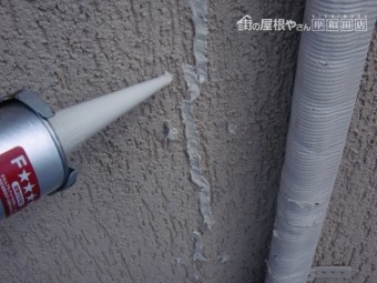 岸和田市西之内町の外壁パネルのクラックにシーリング充填