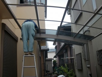 岸和田市西之内町のカーポートの屋根パネル復旧
