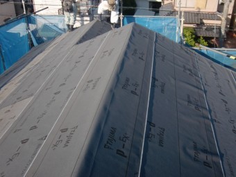 岸和田市土生町の屋根にゴムアスルーフィング設置