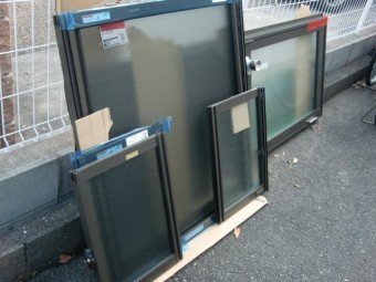 岸和田市土生町の物干し場に設置する新しい窓