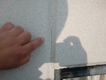 岸和田市紙屋町の外壁目地シーリングに亀裂