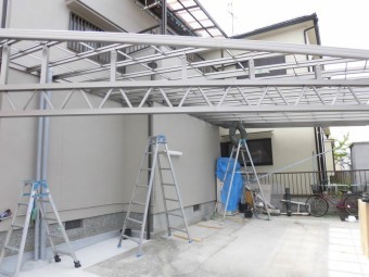 岸和田市神須屋町のカーポートのトラス梁取り付け