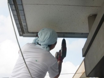 貝塚市石才のバルコニーの下端に水切り取付け