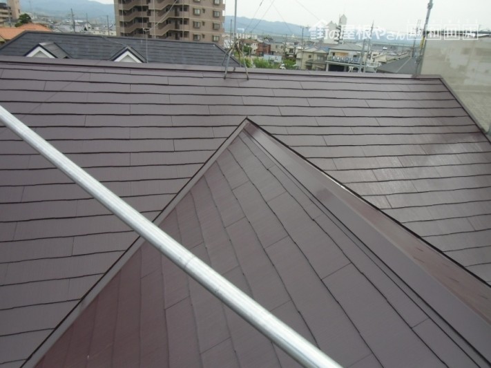 泉佐野市俵屋で屋根の上塗り塗装に入りました!