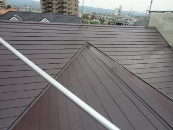 泉佐野市俵屋で屋根の上塗り塗装に入りました!