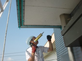 貝塚市石才のバルコニーの下端に水切り取付け後コーキング充填