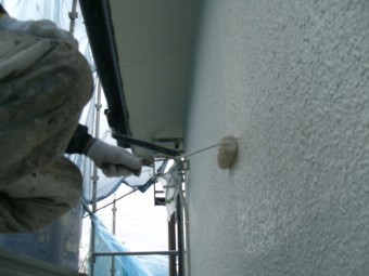 岸和田市天神山町の外壁の中塗り