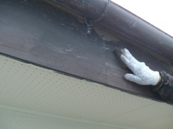 岸和田市天神山町の破風板塗装でケレン作業中