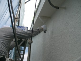 岸和田市春木本町で壁塗り替えの中塗り