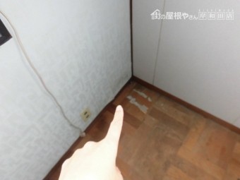 岸和田市の二階のお部屋の床にも雨漏り