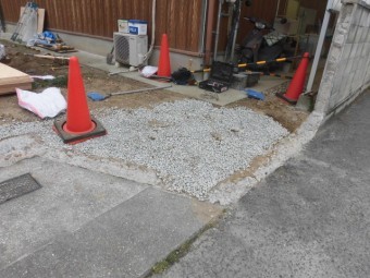 岸和田市土生町の屋根葺き替えに伴う門柱撤去で砂利を敷きました!