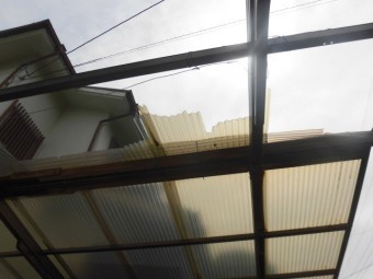 岸和田市上松町の変色した波板