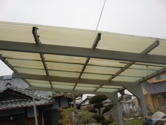 岸和田市尾生町の劣化したカーポートの波板