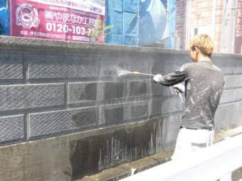 泉北郡忠岡町の黒ずんでいた塀を洗浄