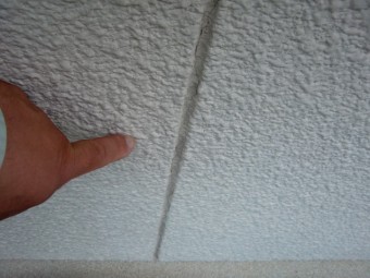 泉北郡忠岡町モルタル壁の目地クラック
