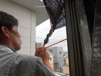 岸和田市土生滝町のサンルームの日除け設置中