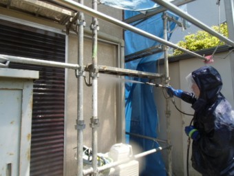 岸和田市天神山町の戸袋を洗浄中