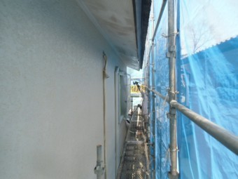 岸和田市天神山町の外壁を吹き付けで下塗り
