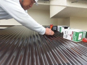 泉北郡忠岡町のサイクルポートの波板張替中/ポリカフックで留めます