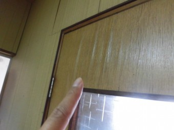岸和田市下野町のトイレの建具に濡れた跡
