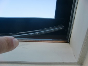 岸和田市の天窓のパッキンが剥がれています