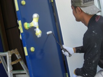 貝塚市半田の玄関塗装で下塗り