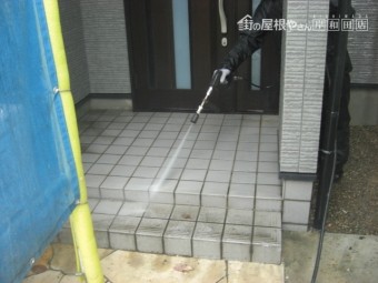 貝塚市の玄関タイルを洗浄