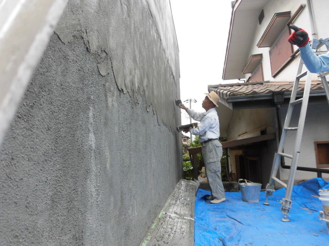 岸和田市上松町の一部外壁改修でラスカットモルタル塗りを行いました 街の屋根やさん岸和田店