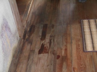 岸和田市包近町の廊下の床まで雨漏り