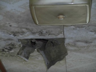 岸和田市包近町の廊下の天井の雨漏り