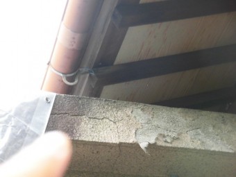 岸和田市包近町の屋根の側面にクラック