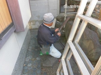 岸和田市西之内町で屋根の水切り加工中