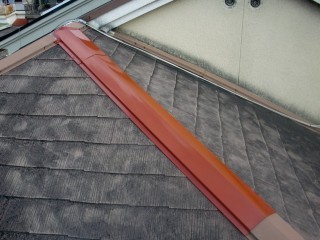 岸和田市の飛散した棟板金を復旧