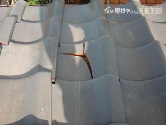 阪南市の瓦が割れて隙間が開いています