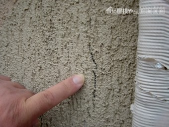 岸和田市西之内町の外壁のクラック