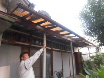 泉南郡熊取町の台風で飛ばされた波板現地調査