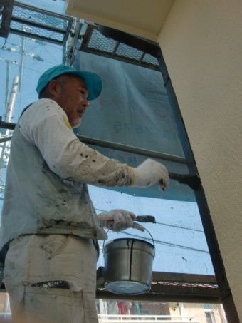 岸和田市西之内町の雨樋塗装中!