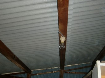 忠岡町の納屋の照明器具を取付け