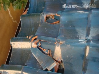 岸和田市の下屋の軒先瓦の割れ