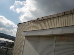 和泉市のガレージの屋根破損状況