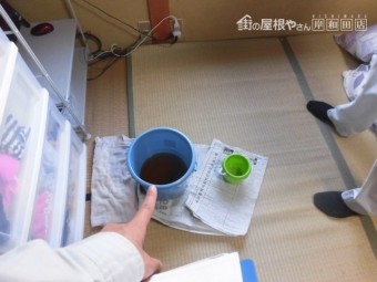岸和田市の住宅で雨漏りをバケツで受けていました