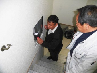 貝塚市の雨漏り調査で壁の内部調査