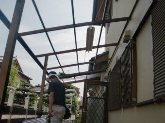 岸和田市西之内町の既存波板撤去と波板張り