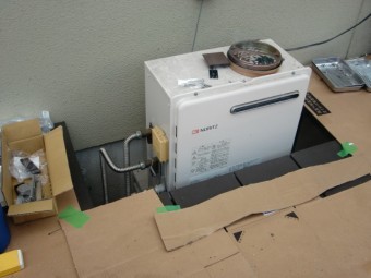 岸和田市西之内町のデッキサイドの給湯器