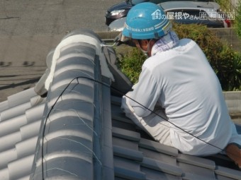 岸和田市の鬼瓦の取り合いの漆喰詰め直し