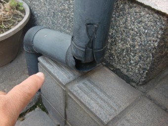 和歌山市善明寺の割れた雨樋
