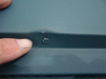 貝塚市王子の棟板金の抜けかかった釘を打ち直し