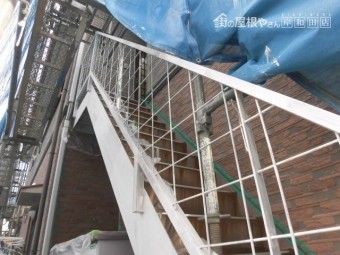 岸和田市の外部階段にも錆止め塗布